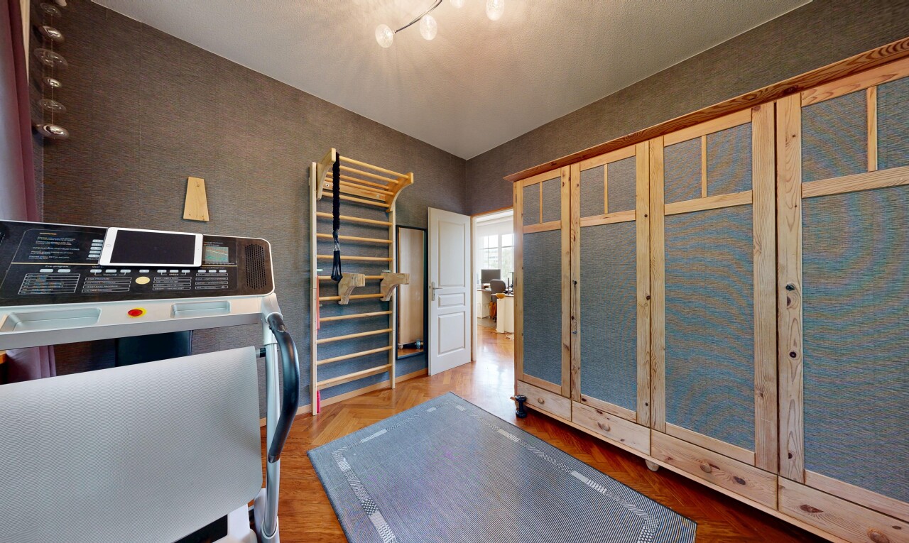espace intérieur avec sol en finition bois, wood finish floor, inside property, parquet floor, et lumière naturelle
