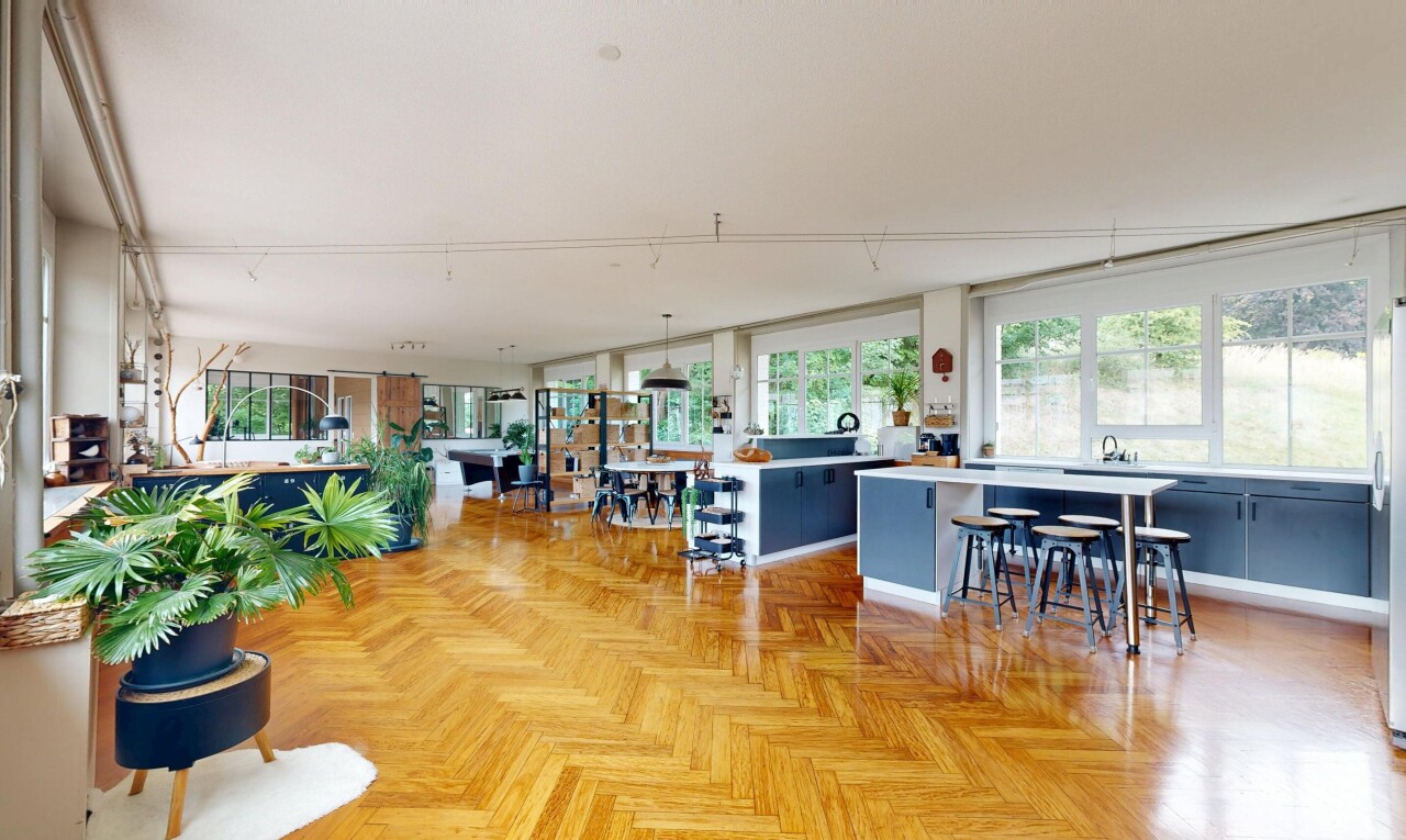 espace intérieur avec parquet floor, lumière naturelle, natural light, sol en finition bois, et wood finish floor