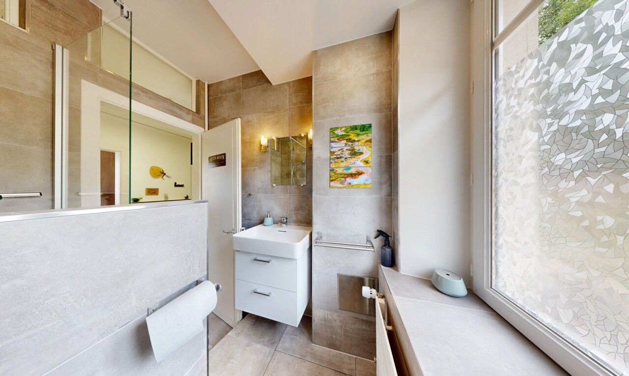 salle de bains avec lumière naturelle, natural light, mur en carrelage, tile wall, et inside property
