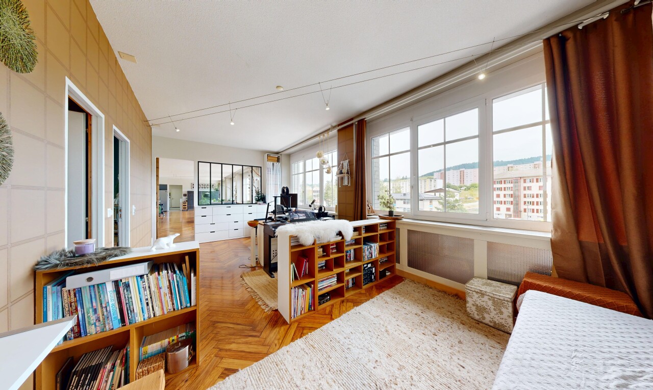 chambre avec parquet floor, sol en finition bois, wood finish floor, inside property, et lumière naturelle