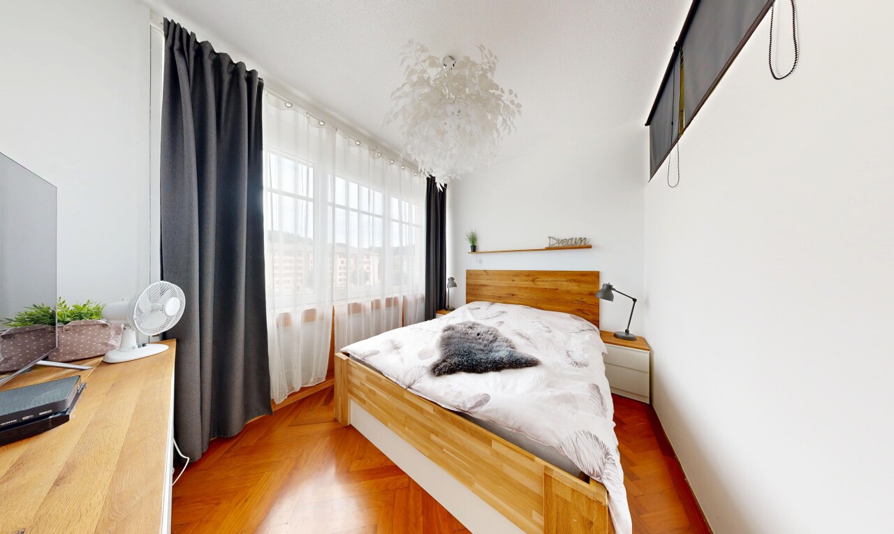 chambre avec sol en finition bois, wood finish floor, parquet floor, cloison sèche, et drywall