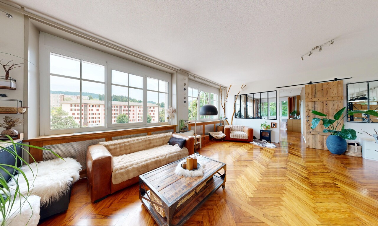 salon avec parquet floor, inside property, wood finish floor, sol en finition bois, et porte de grange
