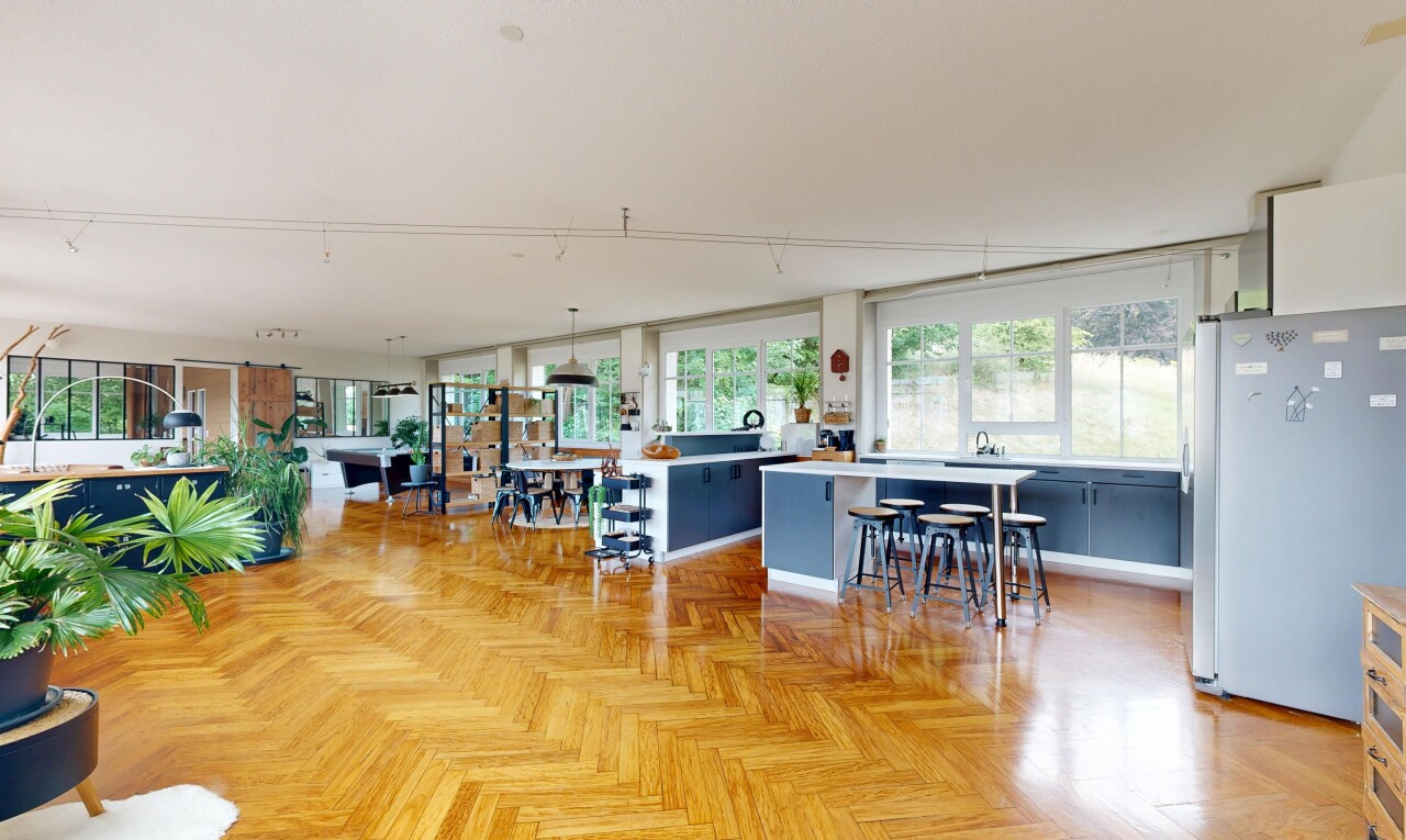 bureau avec lumière naturelle, natural light, parquet floor, inside property, et sol en finition bois