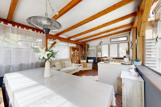 salon avec inside property, plafond voûté, vaulted ceiling, plafond à poutres, et beamed ceiling
