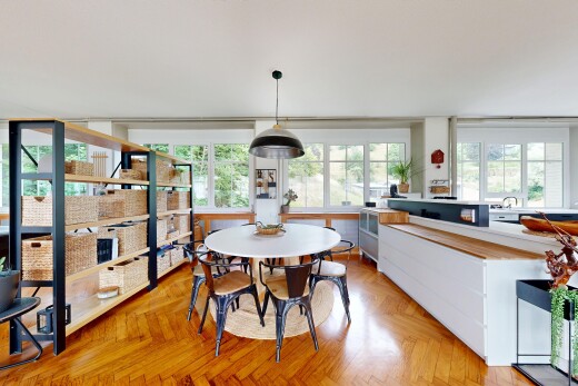 cuisine avec wood finish floor, sol en finition bois, parquet floor, inside property, et natural light