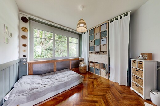 chambre avec parquet floor, cloison sèche, drywall, sol en finition bois, et wood finish floor