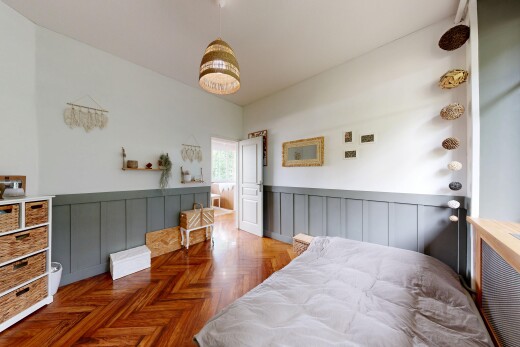 chambre avec parquet floor, drywall, cloison sèche, wood finish floor, et sol en finition bois