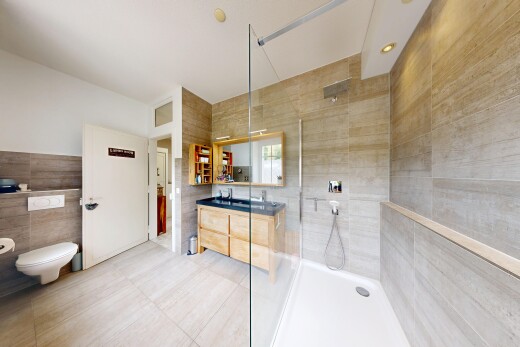 salle de bains avec tile wall, mur en carrelage, lavabo (ou coiffeuse selon le contexte), miroir, et salle de bain complète