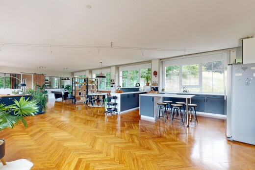 bureau avec lumière naturelle, natural light, parquet floor, inside property, et sol en finition bois