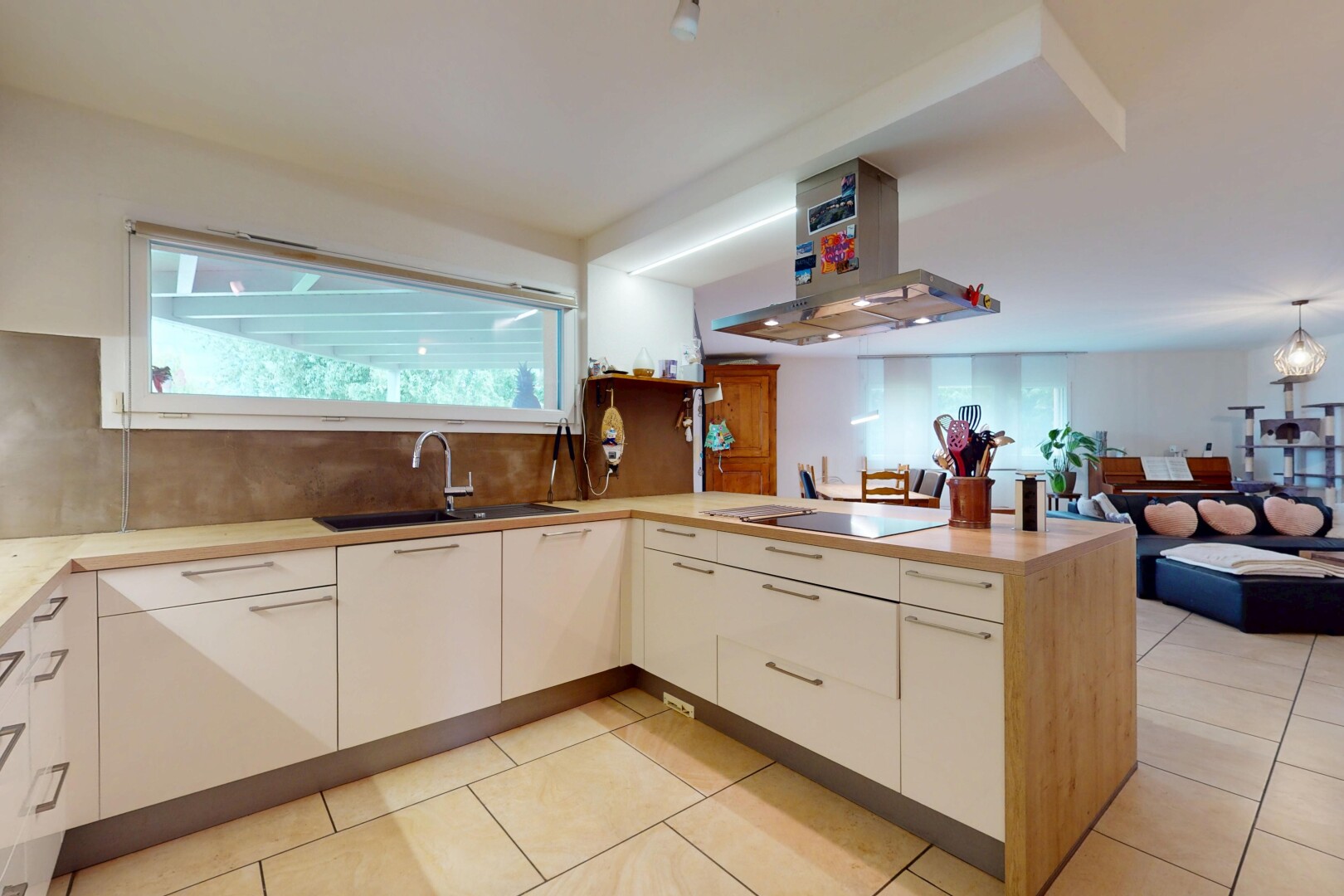 küche mit dunstabzugshaube, waschbecken, küchentheke, inside property, und öffnet sich zum wohnraum