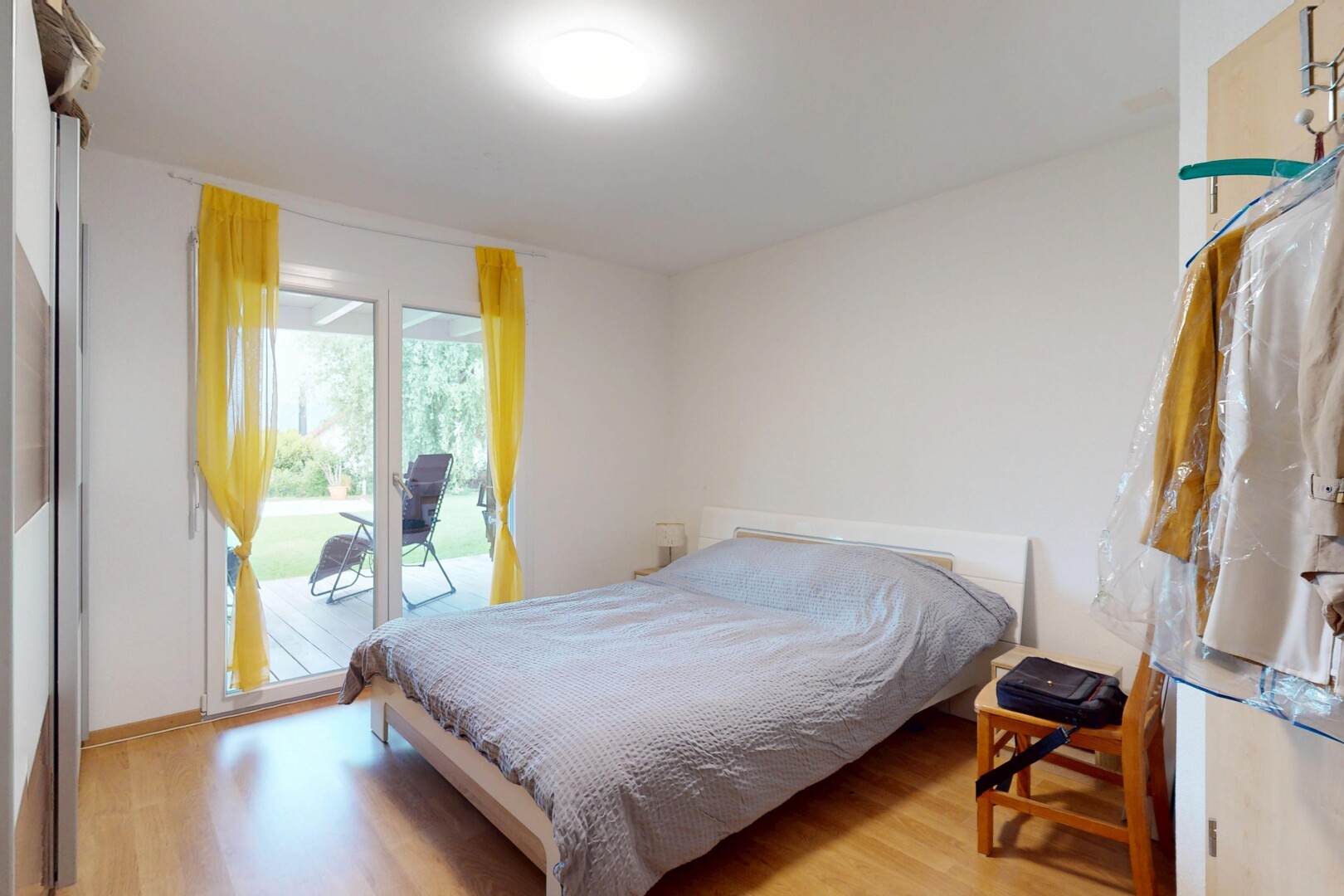 zimmer / schlafzimmer mit inside property, holzfußboden, wood finish floor, natürliches licht, und natural light