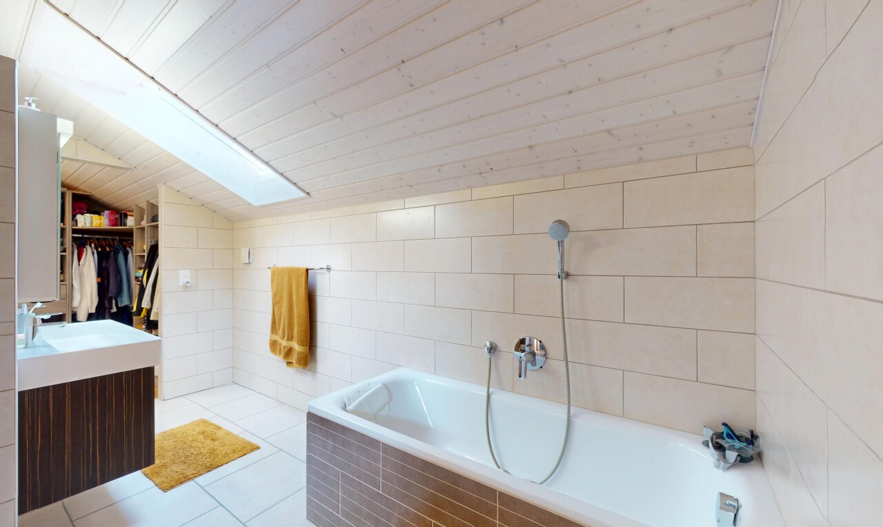 bad mit komplettes badezimmer, tile tub, bad, schminktisch, und inside property