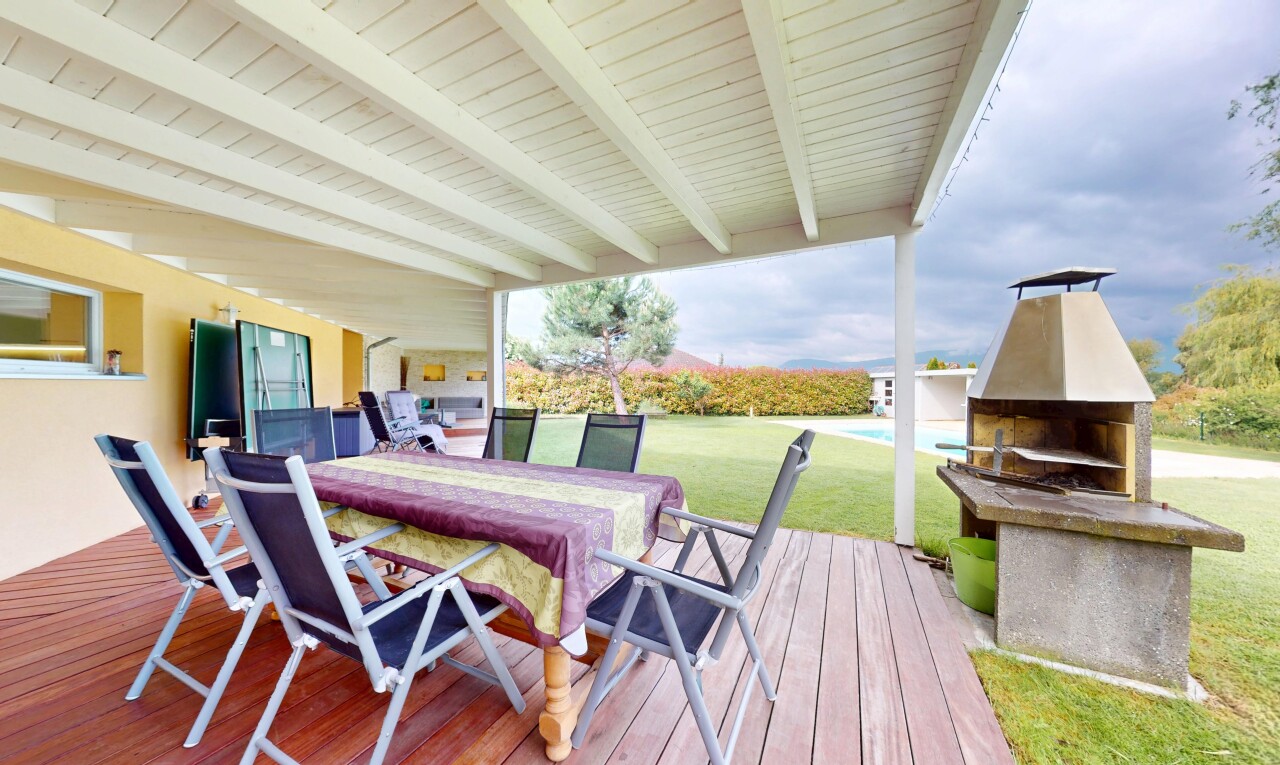 terrasse mit essbereich im freien, from property, rasen, und overcast