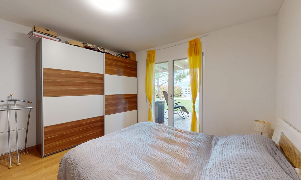 zimmer / schlafzimmer mit inside property, natural light, natürliches licht, außenzugang, und wood finish floor