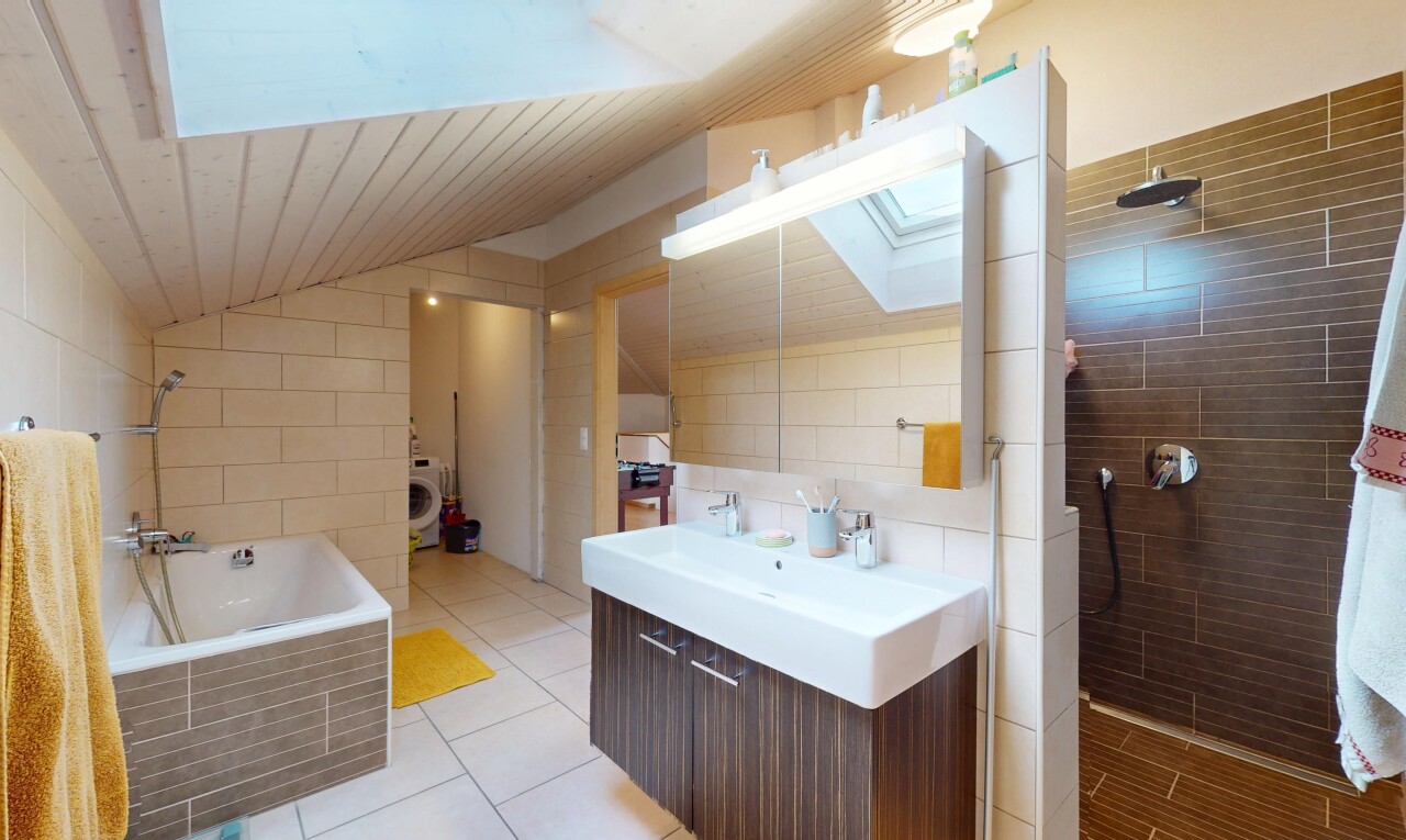 bad mit tile wall, fliesenwand, tumbler, dachfenster, und komplettes badezimmer