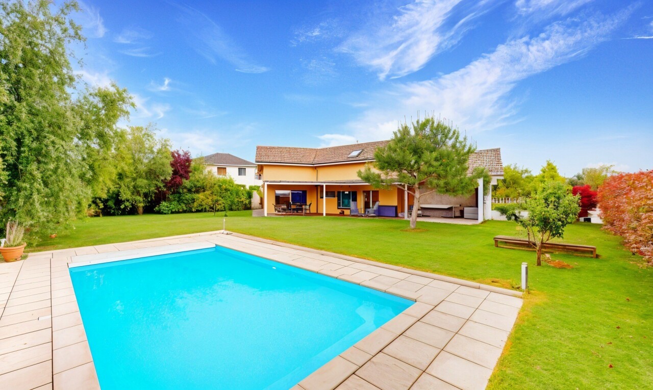 schwimmbad mit rasen, schwimmbad, day time, und property visible