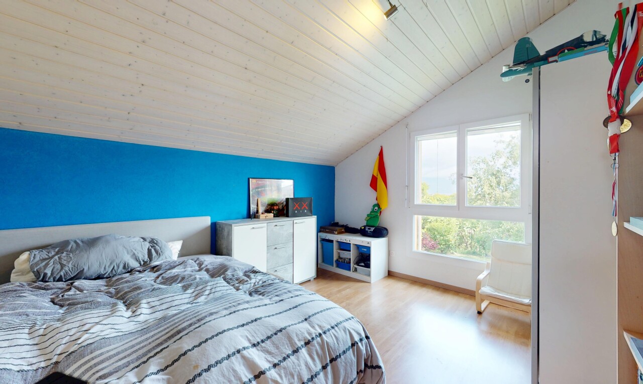 zimmer / schlafzimmer mit vaulted ceiling, dachschräge, drywall, gipskartonwand, und wood finish floor