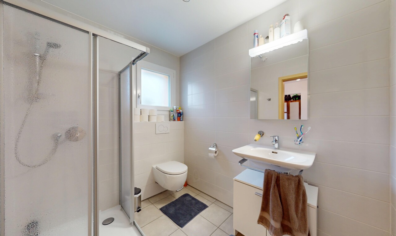 bad mit schminktisch, inside property, natural light, natürliches licht, und dusche