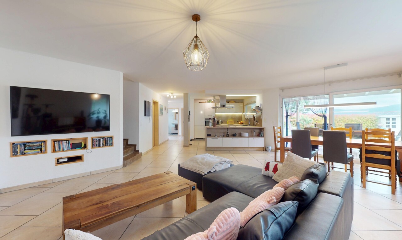 wohn- / esszimmer mit fernseher, tile floor, fliesenboden, inside property, und drywall
