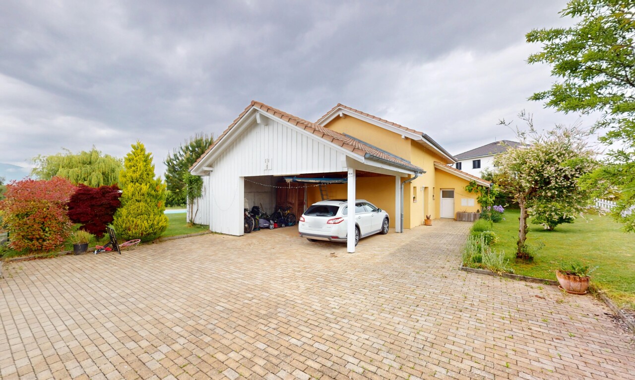 außenansicht mit garage angeschlossen, overcast, property visible, und auffahrt