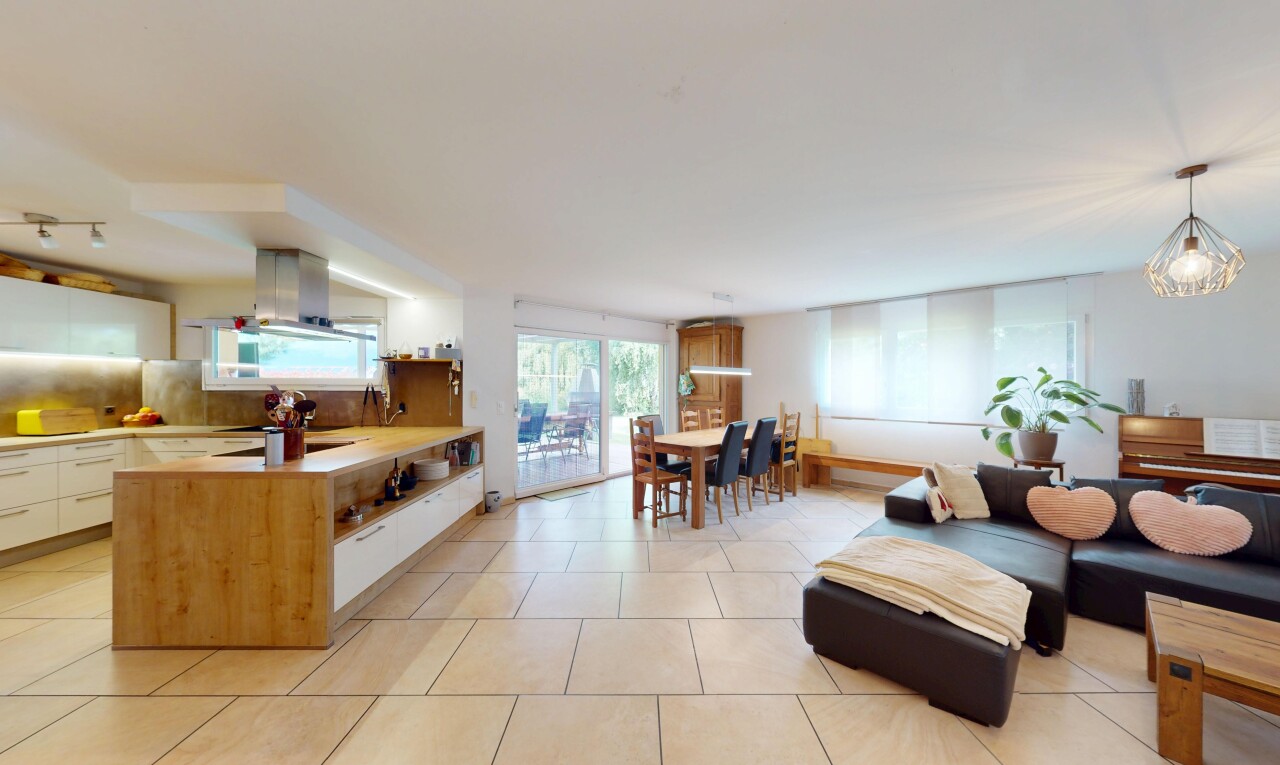 wohn- / esszimmer mit natural light, natürliches licht, inside property, drywall, und gipskartonwand
