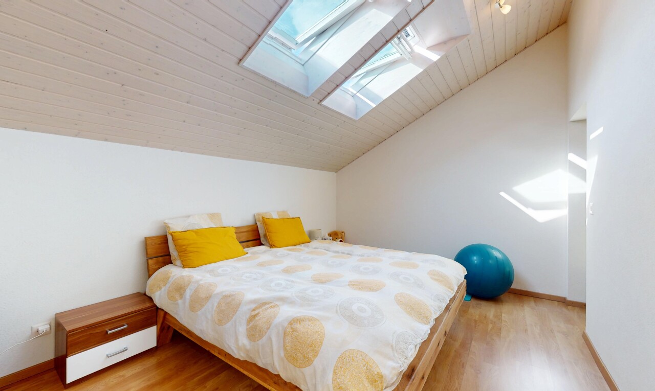 zimmer / schlafzimmer mit dachfenster, dachschräge, vaulted ceiling, inside property, und holzfußboden