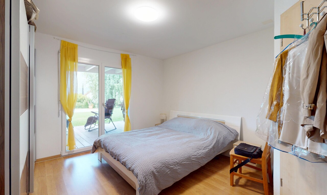 zimmer / schlafzimmer mit inside property, holzfußboden, wood finish floor, natürliches licht, und natural light