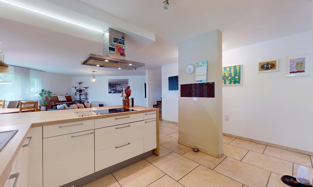 küche mit inside property, drywall, gipskartonwand, weiße schränke, und herd