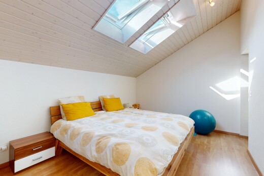 zimmer / schlafzimmer mit dachfenster, dachschräge, vaulted ceiling, inside property, und holzfußboden