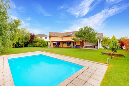 schwimmbad mit rasen, schwimmbad, day time, und property visible