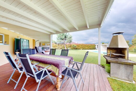 terrasse avec coin repas extérieur, from property, pelouse, et overcast