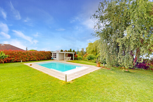 schwimmbad mit außenansicht, rasen, schwimmbad, day time, und poolhaus