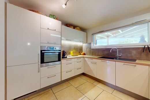 küche mit ofen, natural light, natürliches licht, waschbecken, und küchenrückwand beim Herd