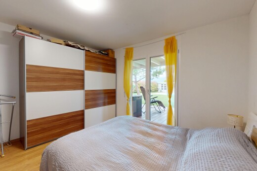 zimmer / schlafzimmer mit inside property, natural light, natürliches licht, außenzugang, und wood finish floor