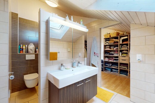 bad mit fliesenwand, tile wall, dachfenster, inside property, und toilette