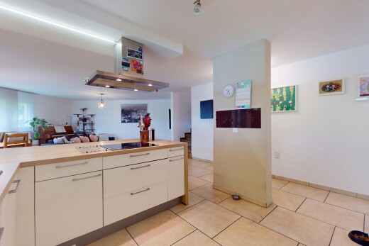 cuisine avec inside property, drywall, cloison sèche, armoires blanches, et plaque de cuisson