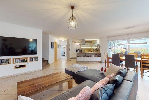 wohn- / esszimmer mit fernseher, tile floor, fliesenboden, inside property, und drywall