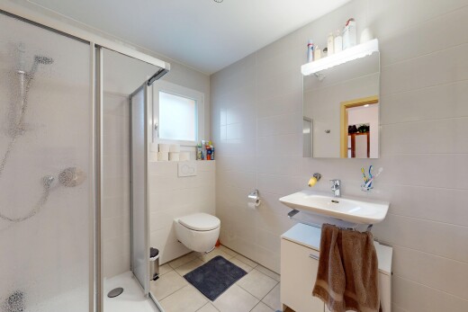 salle de bains avec lavabo (ou coiffeuse selon le contexte), inside property, natural light, lumière naturelle, et douche