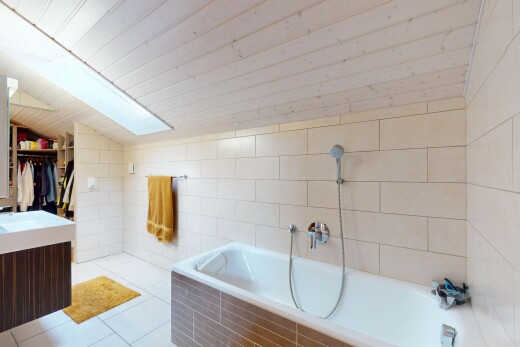 salle de bains avec salle de bain complète, tile tub, bain, lavabo (ou coiffeuse selon le contexte), et inside property