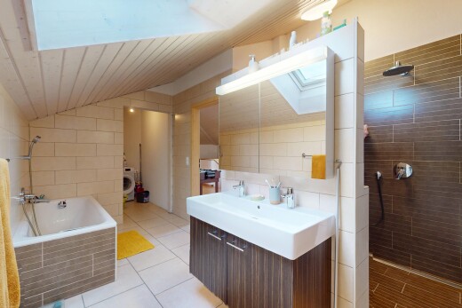 salle de bains avec tile wall, mur en carrelage, lave-linge et sèche-linge, puits de lumière, et salle de bain complète
