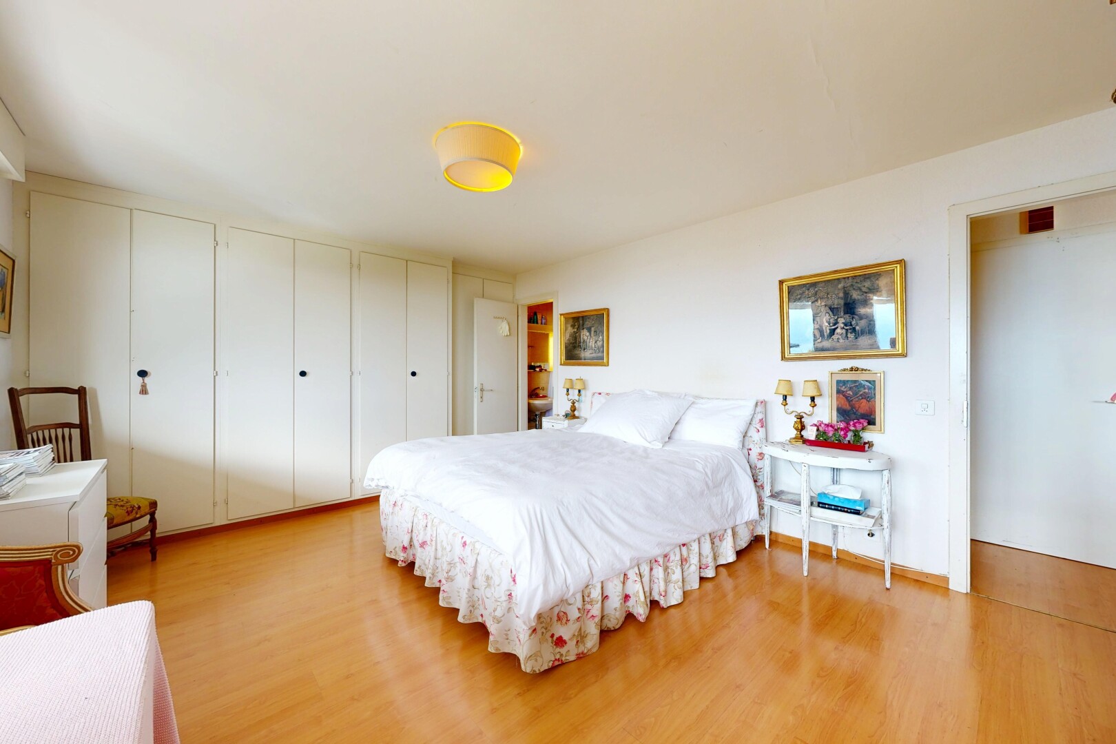chambre avec wood finish floor, sol en finition bois, drywall, cloison sèche, et inside property