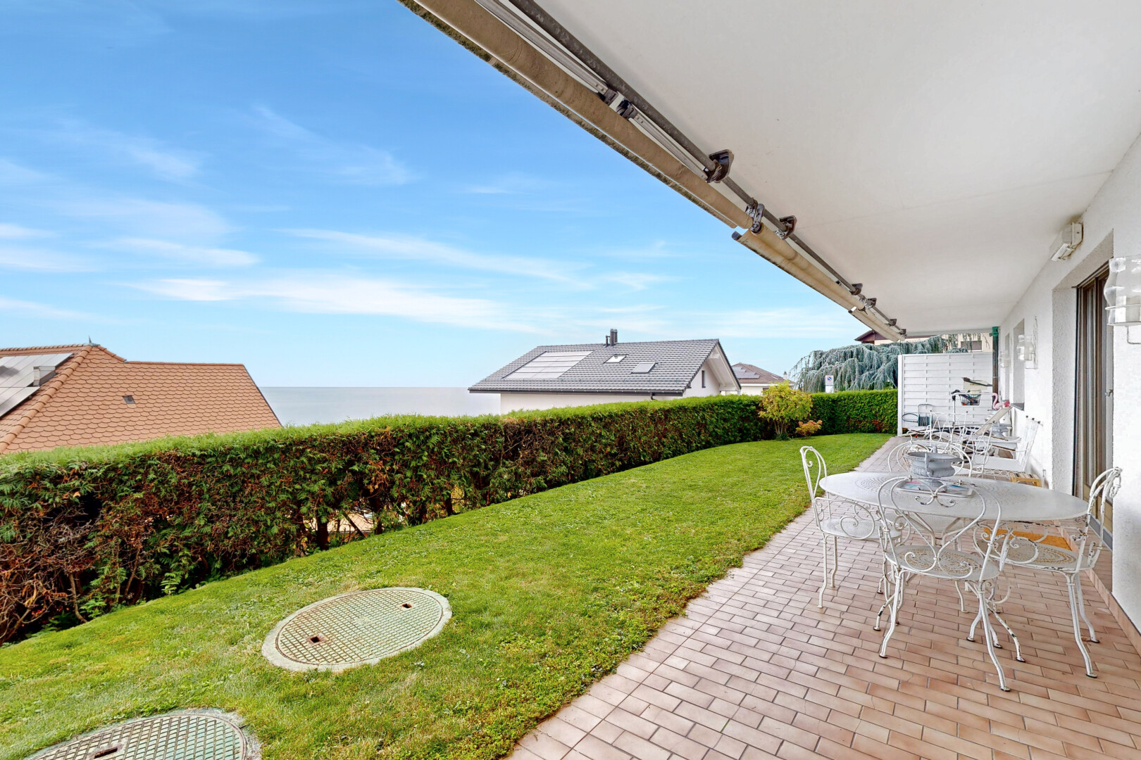 terrasse avec pelouse, terrasse, from property, day time, et coin repas extérieur