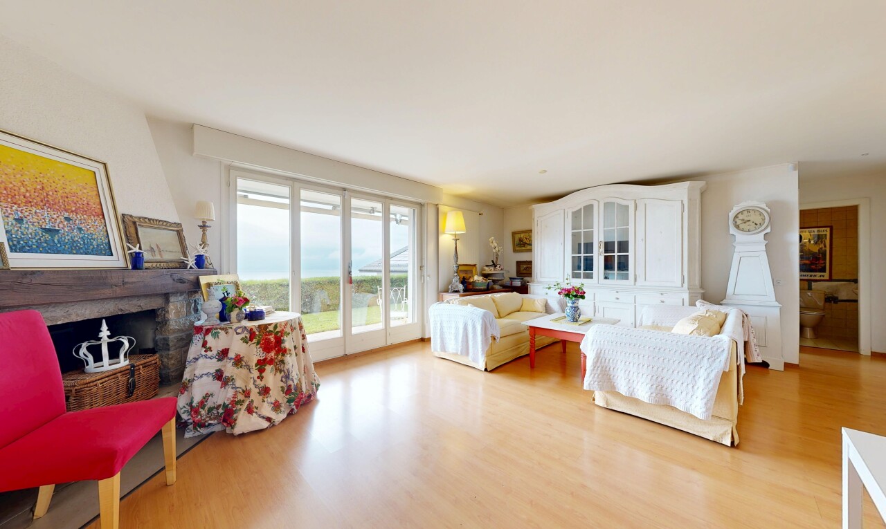 salon avec lumière naturelle, natural light, sol en finition bois, wood finish floor, et inside property