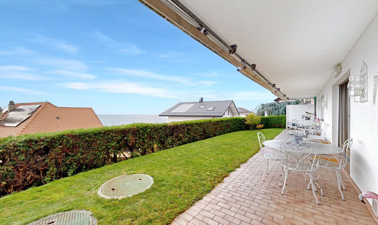 terrasse avec pelouse, terrasse, from property, day time, et coin repas extérieur