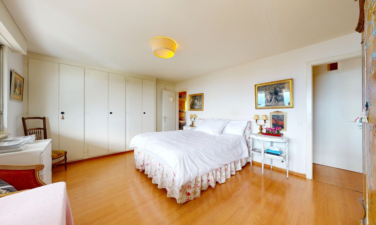 chambre avec wood finish floor, sol en finition bois, drywall, cloison sèche, et inside property
