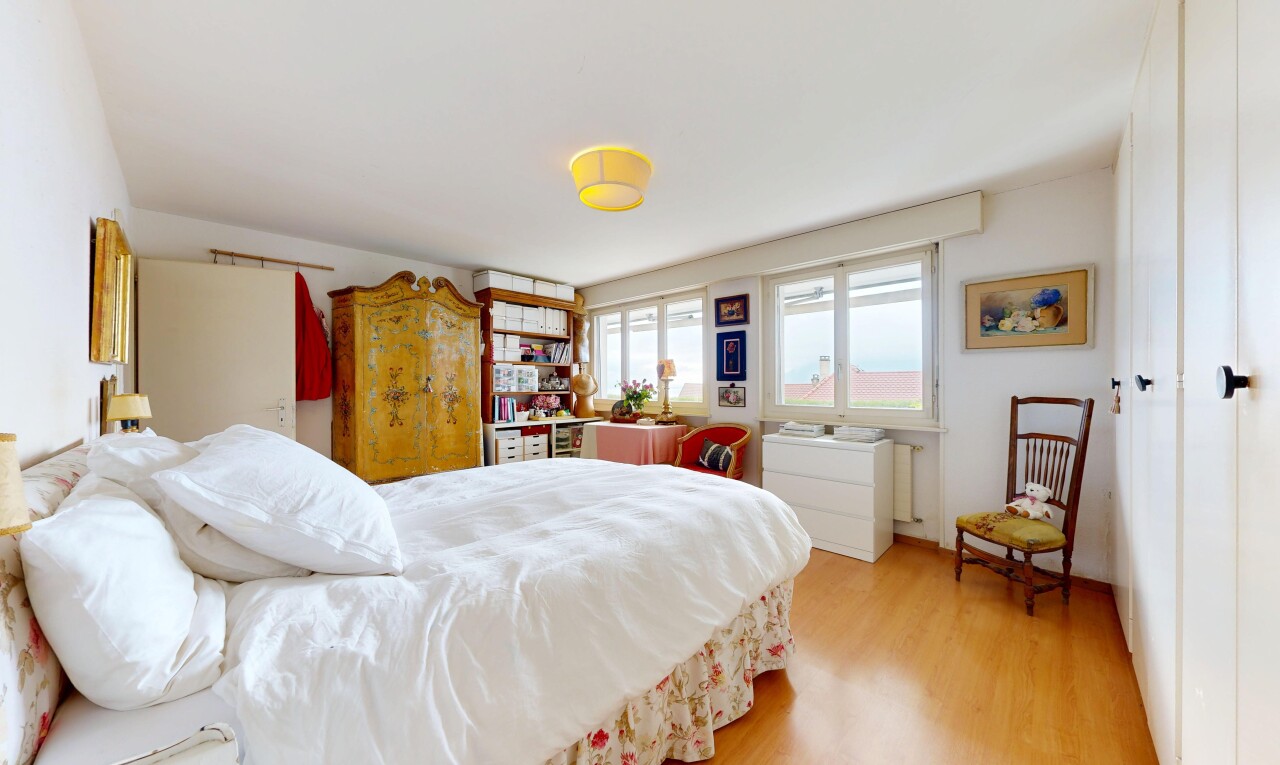 chambre avec wood finish floor, sol en finition bois, natural light, lumière naturelle, et inside property