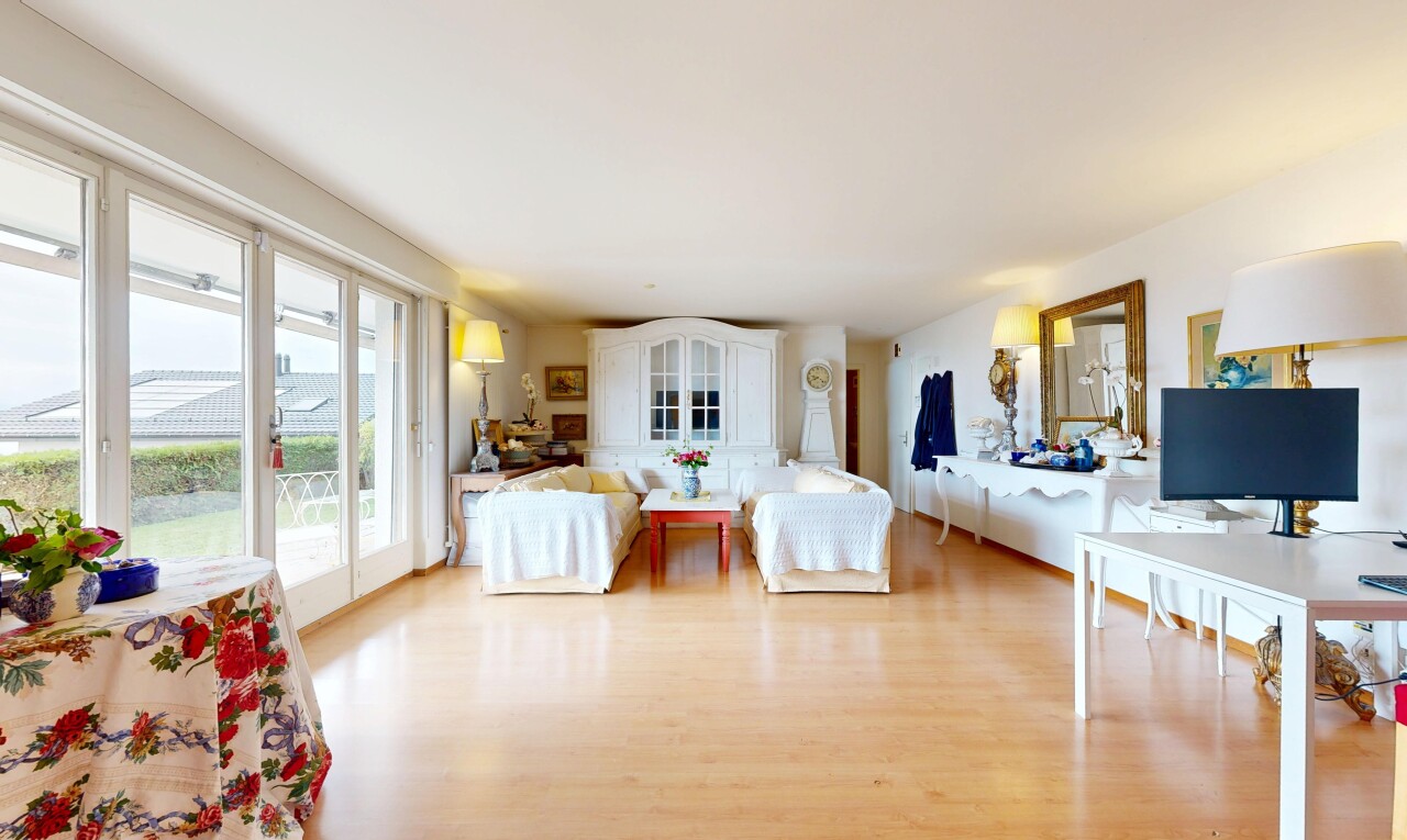 salon avec inside property, wood finish floor, sol en finition bois, télévision, et natural light
