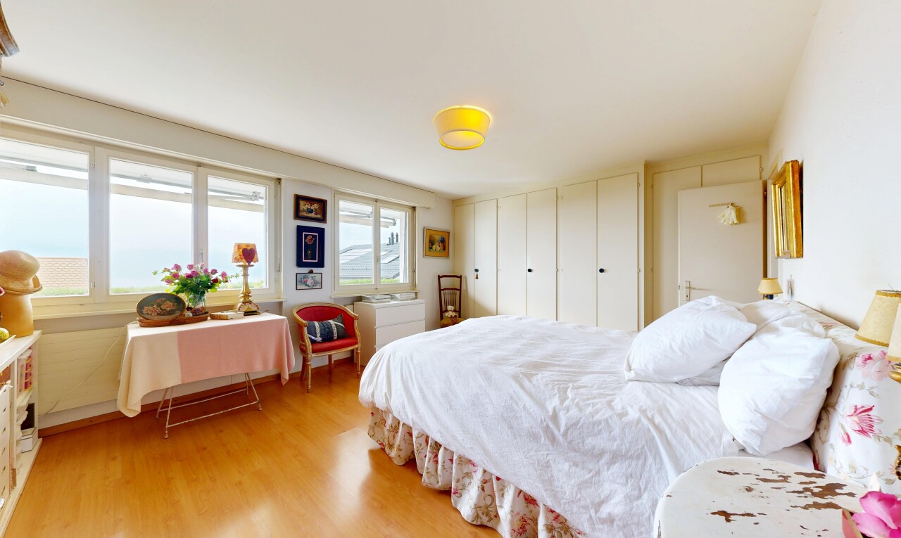 chambre avec sol en finition bois, wood finish floor, lumière naturelle, natural light, et inside property