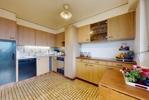 küche mit kühlschrank, geschirrspülmaschine, arbeitsplatten, inside property, und hellbraune schränke