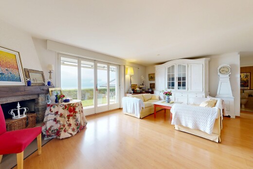 salon avec lumière naturelle, natural light, sol en finition bois, wood finish floor, et inside property
